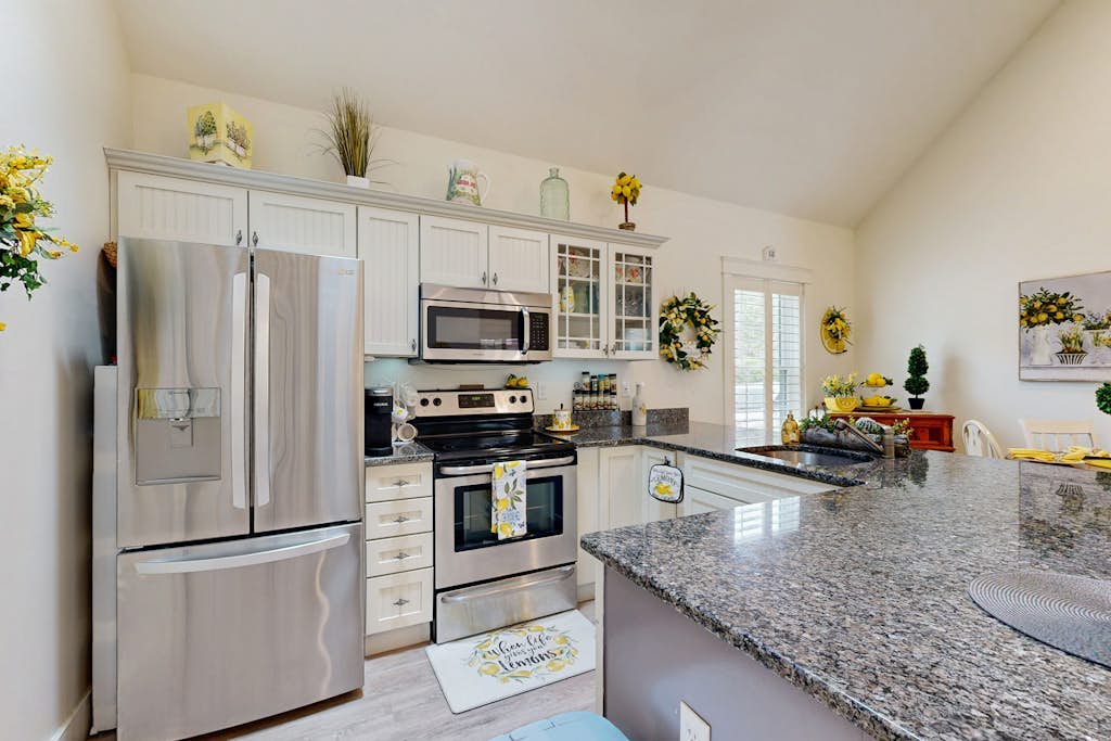 Charming cottage w/ sunroom, resort amenities, heated pool, hot tub, & game room