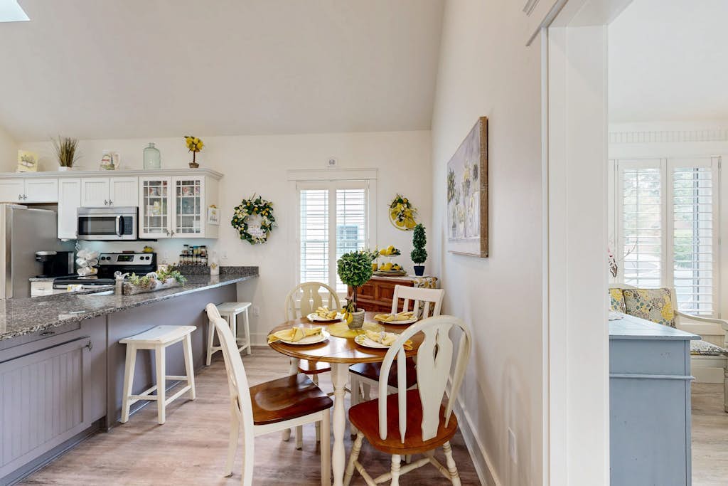 Charming cottage w/ sunroom, resort amenities, heated pool, hot tub, & game room