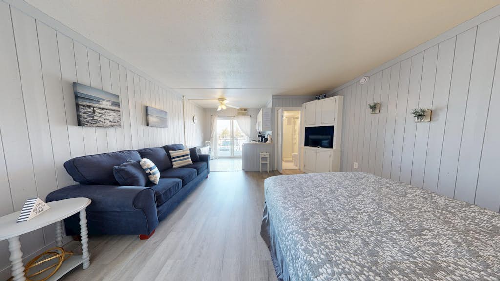 Charming studio condo only minutes from the beach