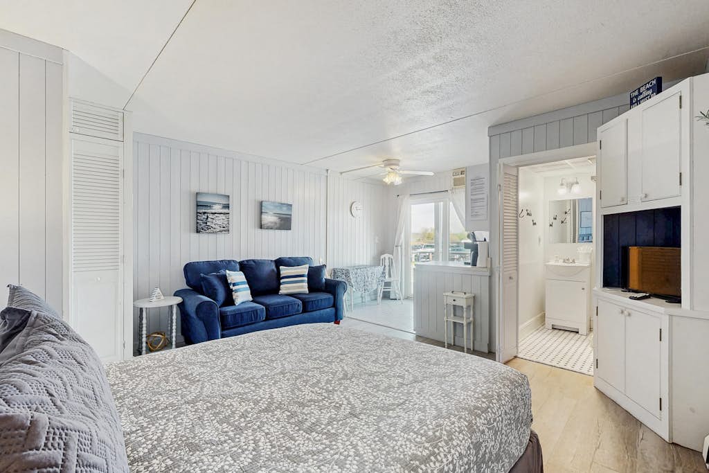 Charming studio condo w/ modern amenities, steps from several beautiful beaches