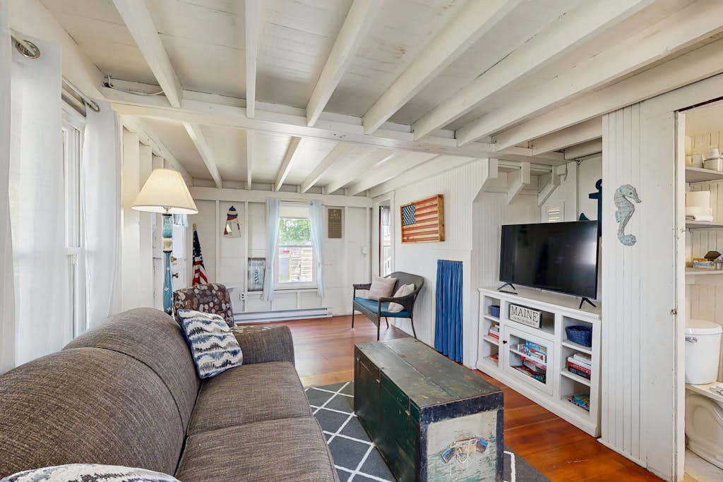 Quaint Cottage with Lobster Pot, Modern Amenities, and Several Beaches Nearby
