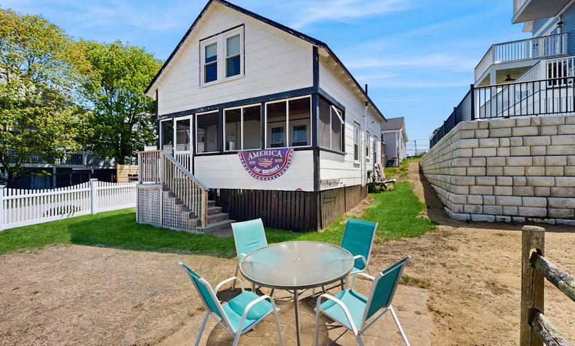 Quaint Cottage with Lobster Pot, Modern Amenities, and Several Beaches Nearby