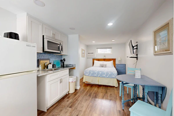 Bright studio with AC & kitchenette, just 50 yards from beach and Pier