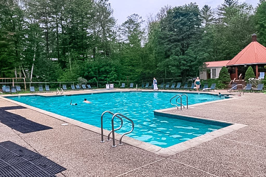 Two-level Townhome with Gas Fireplace, Deck, and Grill - Amazing Location