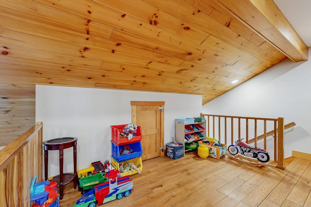 Two-level Townhome with Gas Fireplace, Deck, and Grill - Amazing Location