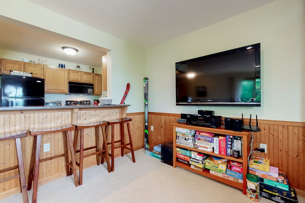 Mountain-view condo with deck,  W/D - close to ski/hike/shopping