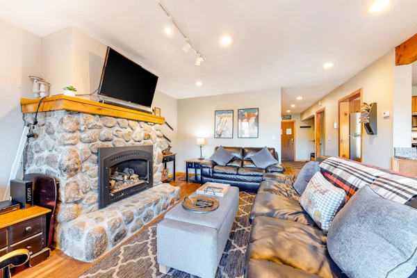 Inviting mountain view condo w/ fireplace - near Story Land