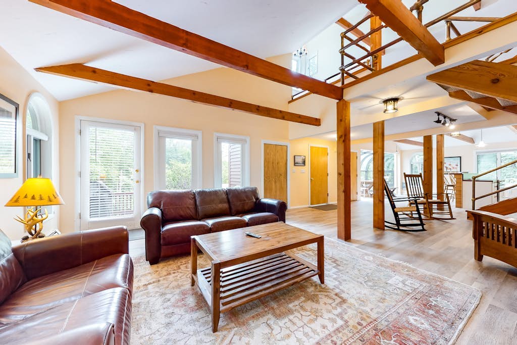 Private & dog-friendly home w/ balcony, deck - in the White Mountains