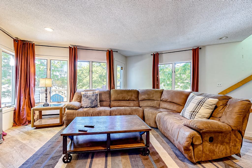 Four-level condo near Story Land w/mtn views, private washer/dryer, & gas grill