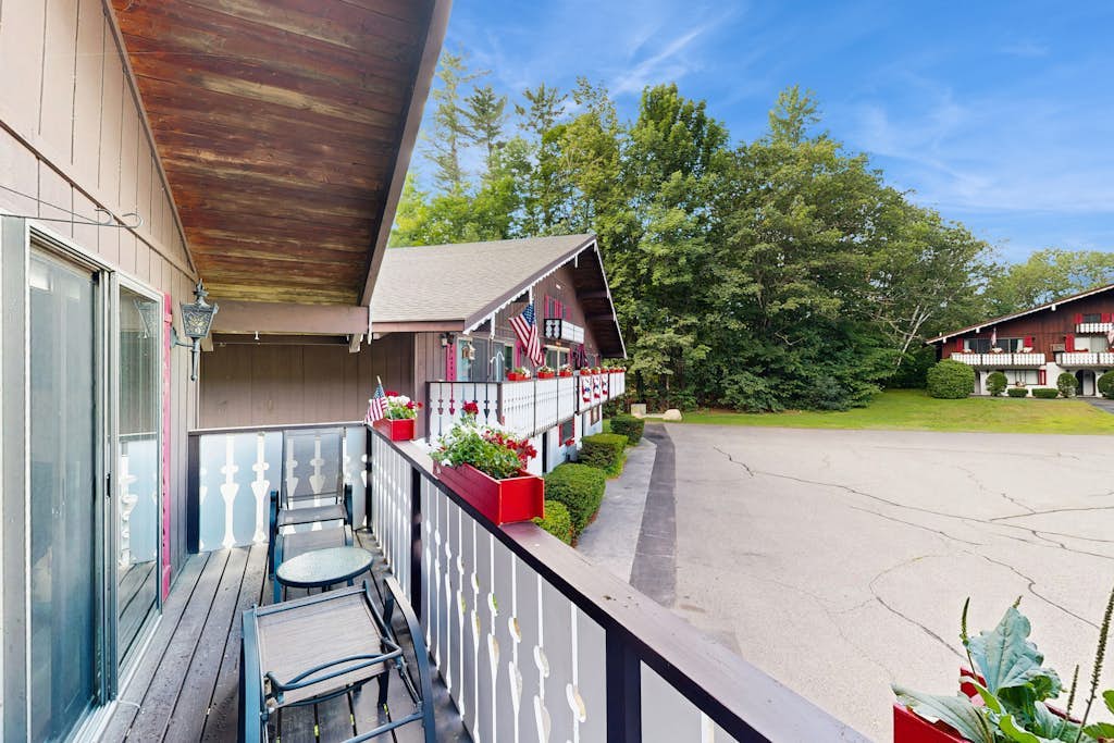 Convenient Townhouse plus Loft w/Free WiFi, Full Kitchen, Gas Fireplace, & More