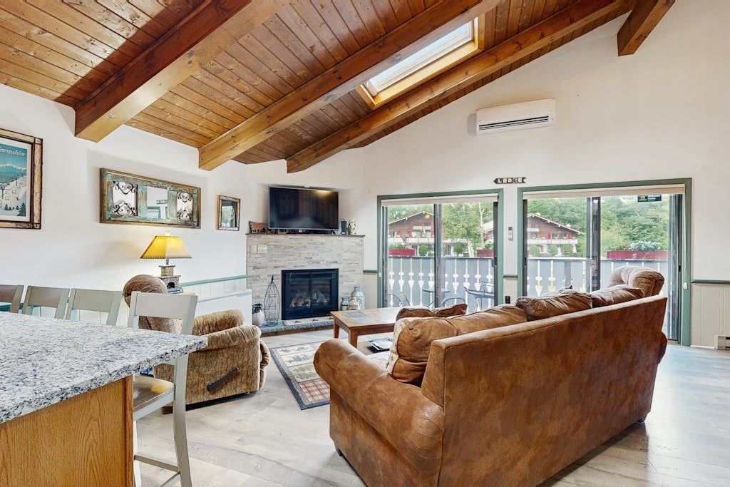 Convenient Townhouse plus Loft w/Free WiFi, Full Kitchen, Gas Fireplace, & More