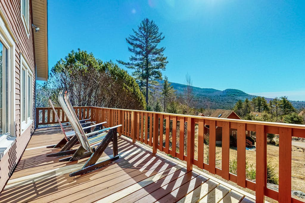Charming retreat + loft w/deck, gas grill, private washer/dryer, and jetted tub