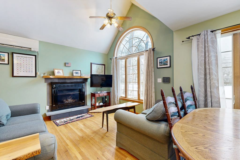 Dog-friendly home + loft w/deck and gas grill, private washer/dryer, & free WiFi