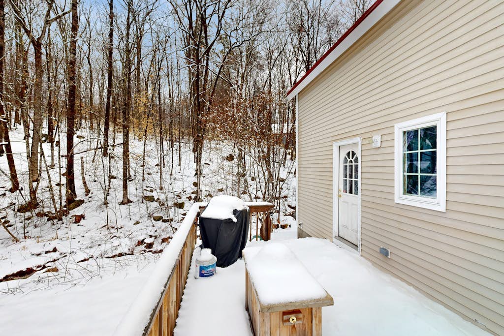 Dog-friendly home + loft w/deck and gas grill, private washer/dryer, & free WiFi