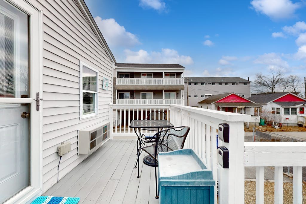 Cute getaway near the beach with full kitchen, fast WiFi, & furnished deck
