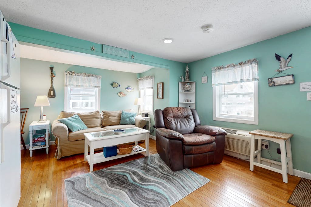 Cute getaway near the beach with full kitchen, fast WiFi, & furnished deck