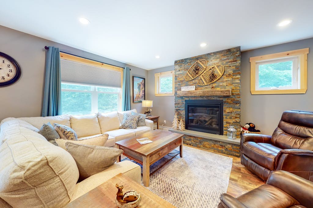 Chic home with game room, fireplace & mountain view - near Story Land & skiing
