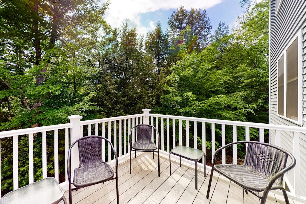 Chic home with game room, fireplace & mountain view - near Story Land & skiing
