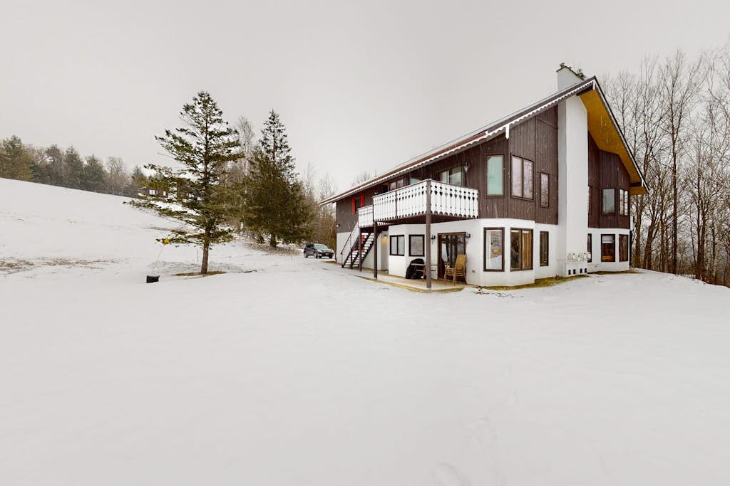 Dog-friendly condo near skiing with amazing Mt.Washington views, fireplace & W/D