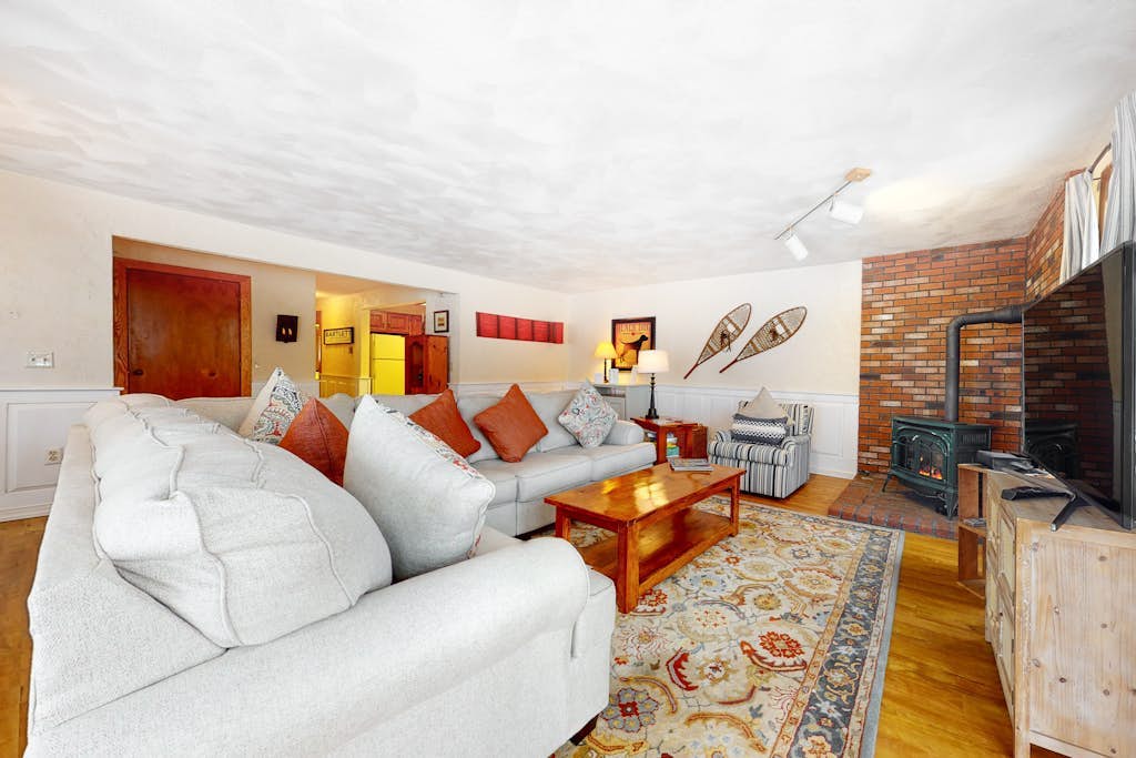 Dog-friendly condo near skiing with amazing Mt.Washington views, fireplace & W/D