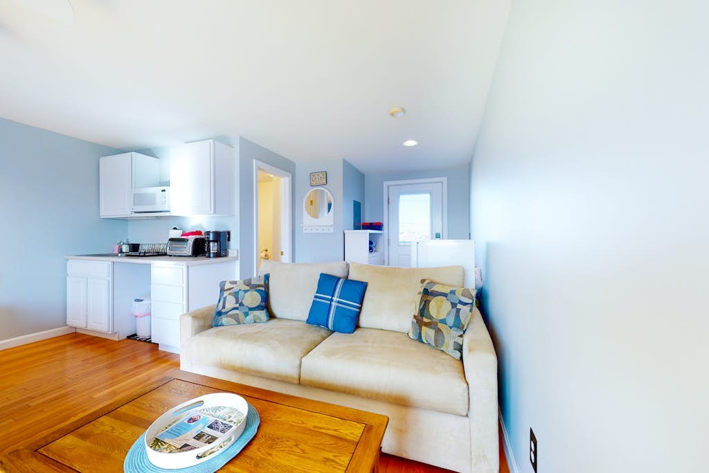 2nd-floor studio 1 block from the beach with pool, beach access, grills, & W/D