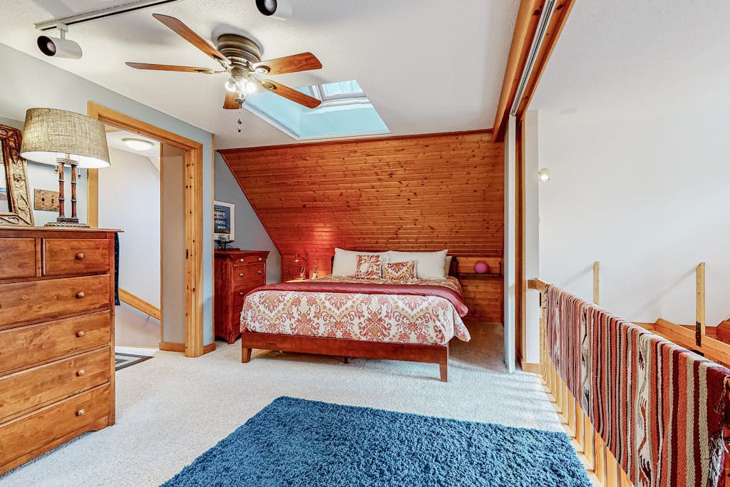 Secluded mountain getaway with private sauna, large deck, sweeping views & WiFi