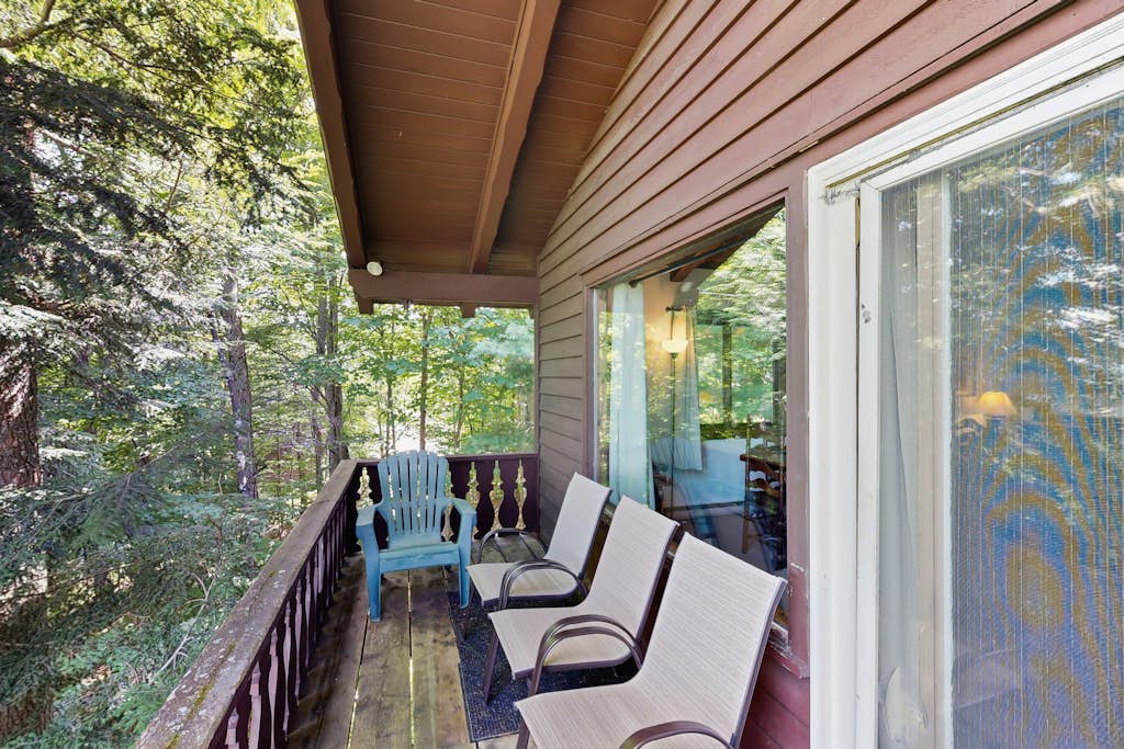 Dog-friendly home with stunning views & balcony, near Cannon Mountain