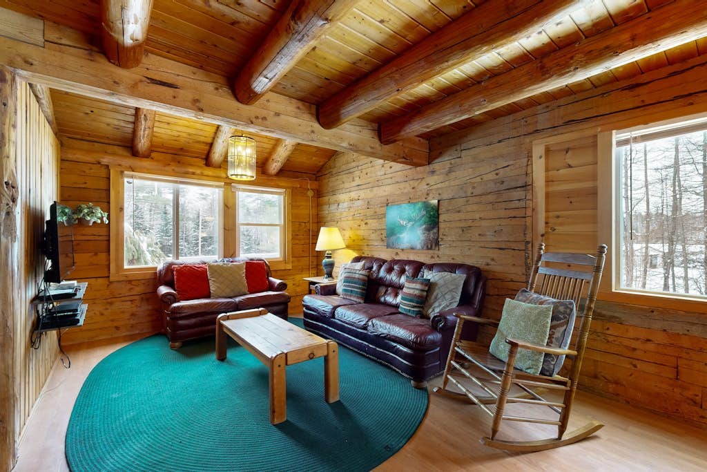 Beautiful log home w/ patio - perfect for outdoor enthusiasts, dogs OK