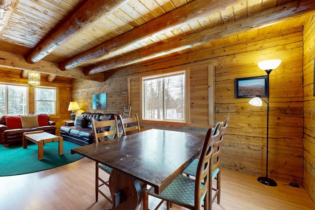 Beautiful log home w/ patio - perfect for outdoor enthusiasts, dogs OK