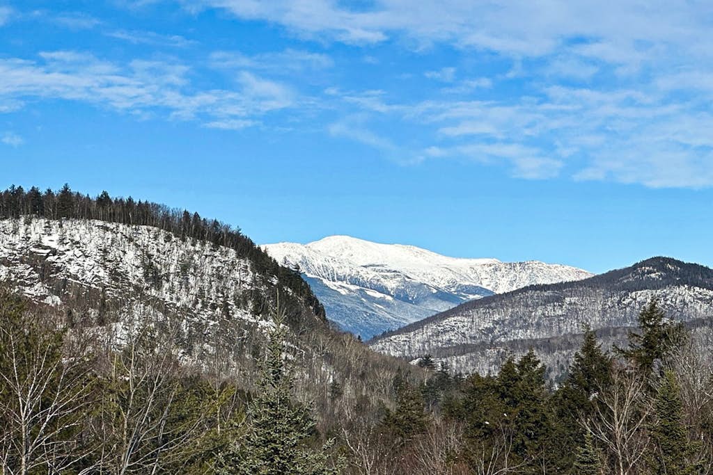 Mountain view, 2-story condo with fireplace & pool table - 1 mile to Story Land