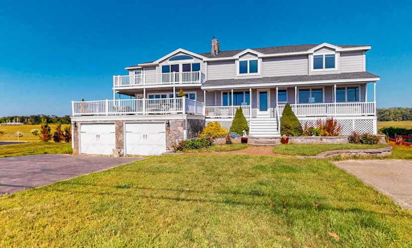 Exquisite oceanfront home with fireplace, balcony, AC & W/D