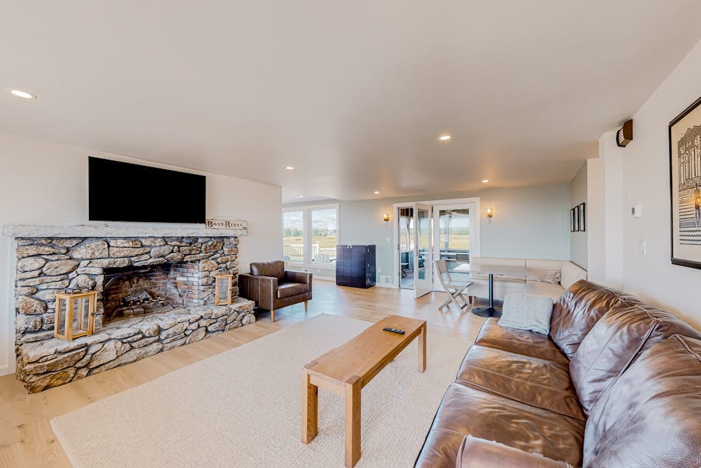 Exquisite oceanfront home with fireplace, balcony, AC & W/D