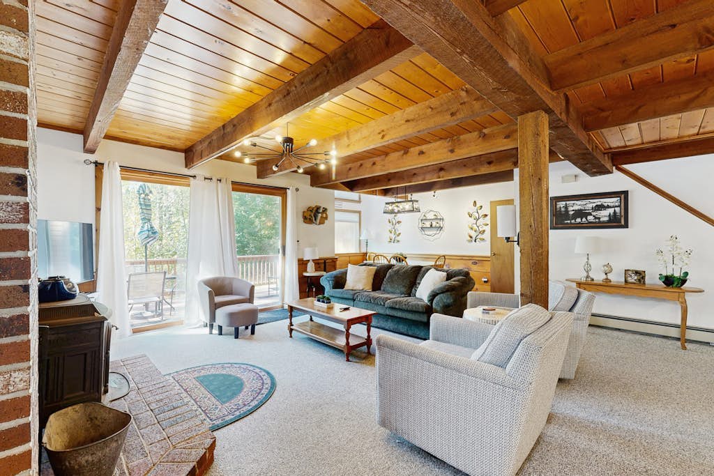 Family-Friendly Home close to local attractions: AC & Shared Pool/Tennis Courts