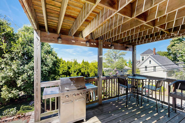 Munjoy Hill apartment w/ AC, walk to town & promenade