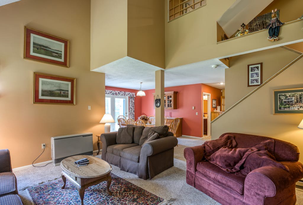 Bright condo with WiFi, fireplace, outdoor pool, & excellent location