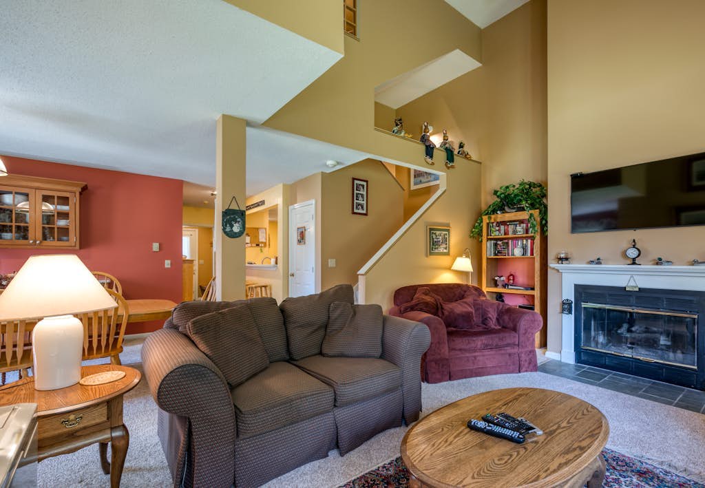 Bright condo with WiFi, fireplace, outdoor pool, & excellent location