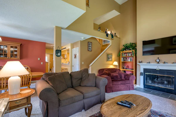Bright condo with WiFi, fireplace, outdoor pool, & excellent location