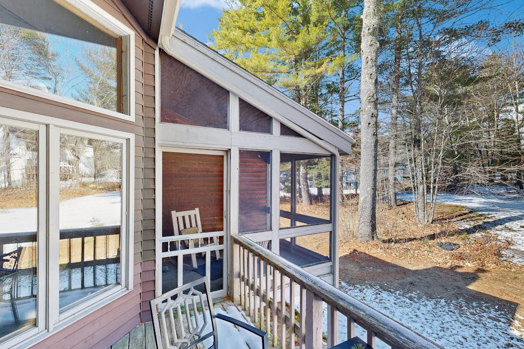 Spacious townhome with WiFi, deck, fireplace, & pool