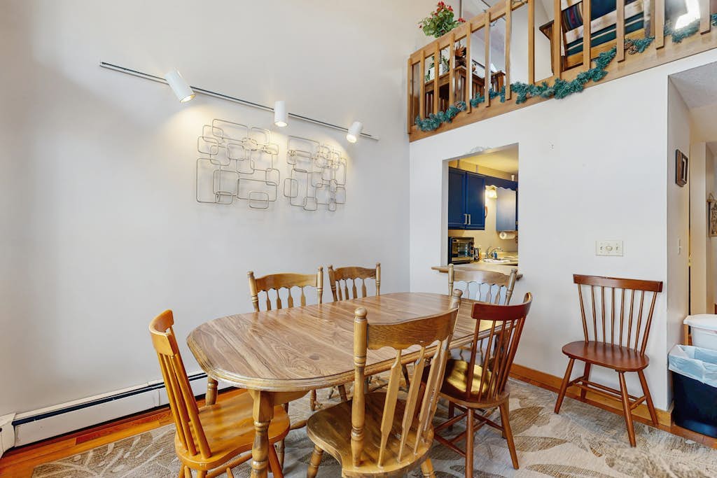 Spacious townhome with WiFi, deck, fireplace, & pool