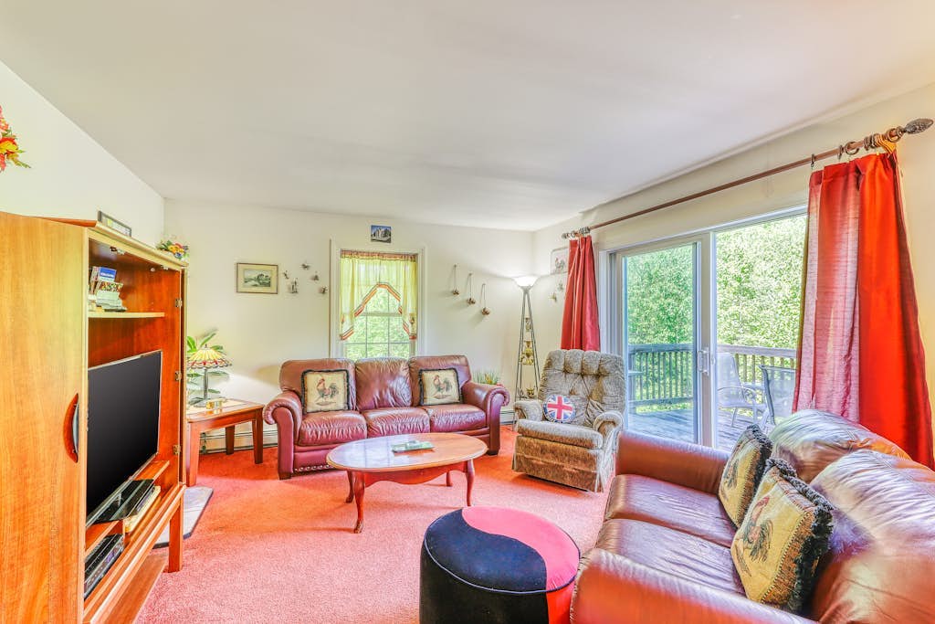 Dog-friendly country home w/ jetted tub, backyard & grill