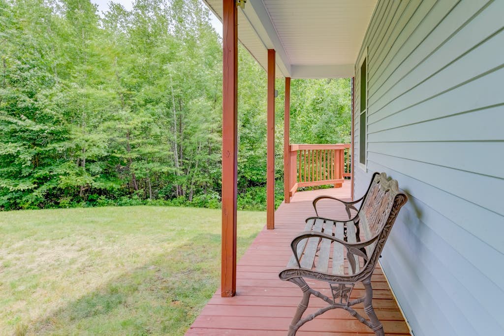 Dog-friendly country home w/ jetted tub, backyard & grill