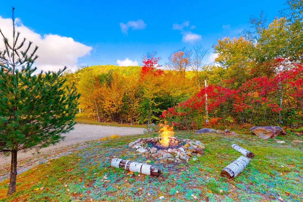 Dog-friendly home with Mt. Washington view, firepit, WiFi, & deck