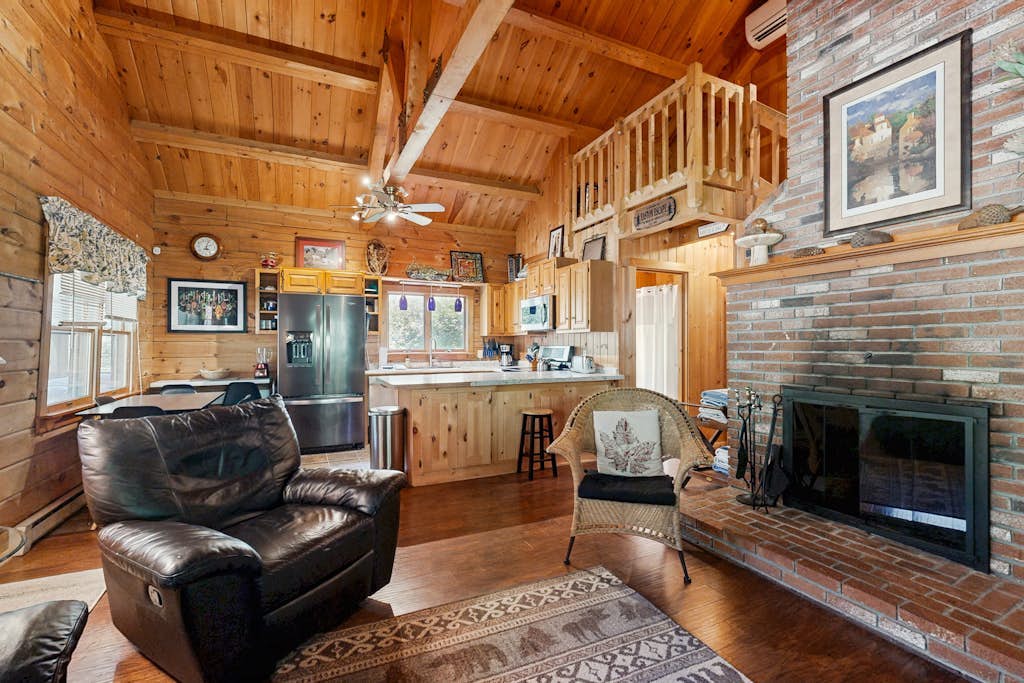 Charming, dog-friendly cabin with a full kitchen, free WiFi, & private hot tub