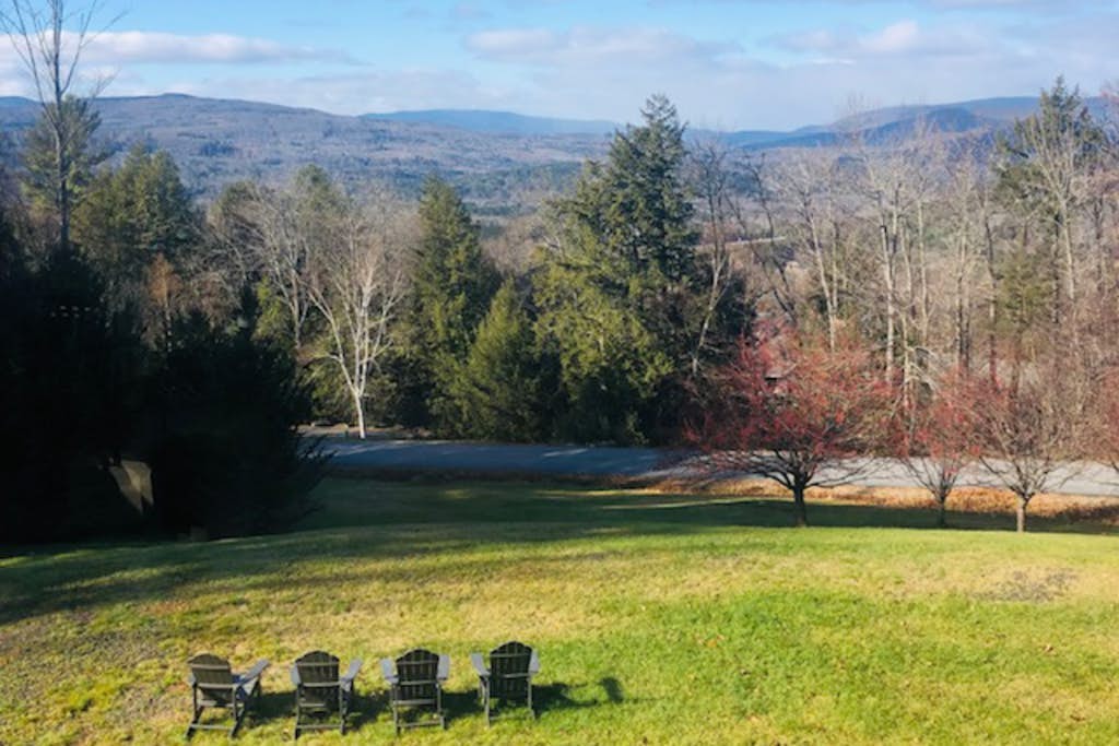 Lovely mountain retreat with amazing views, game room & firepit