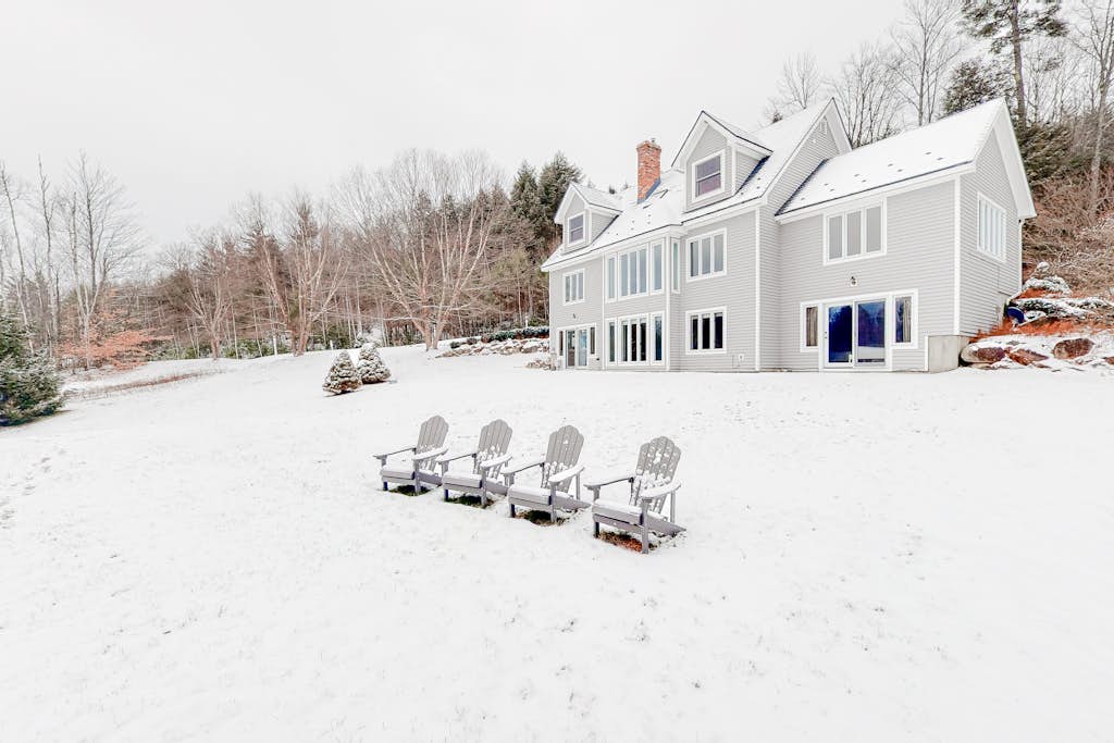 Lovely mountain retreat with amazing views, game room & firepit