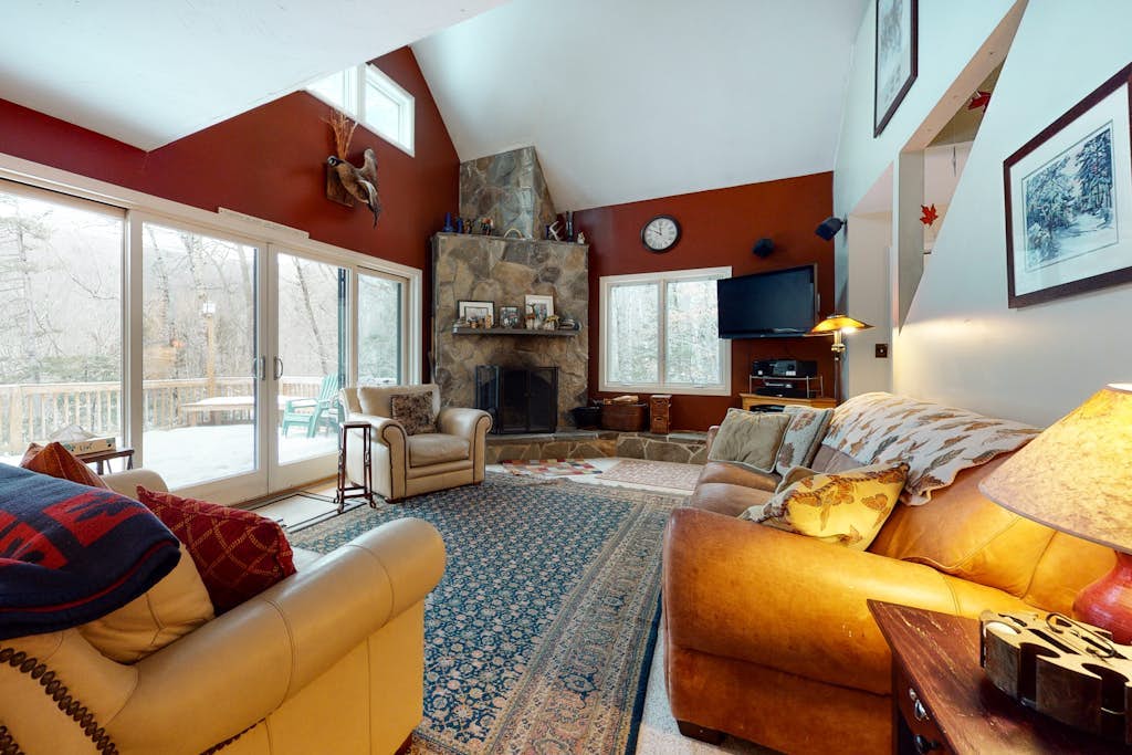 Cozy, Dog-Friendly Home with High-Speed WiFi & Deck