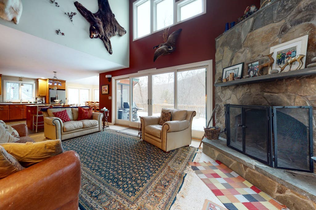 Cozy, Dog-Friendly Home with High-Speed WiFi & Deck