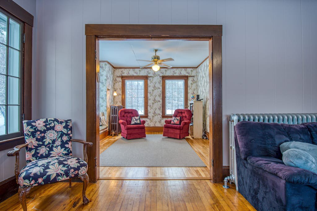 Cozy home with  covered porch, & sun room - walk to shops/dining/bars