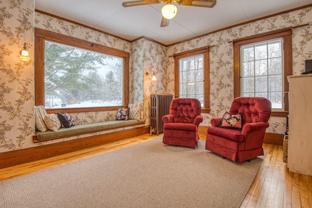 Cozy home with  covered porch, & sun room - walk to shops/dining/bars