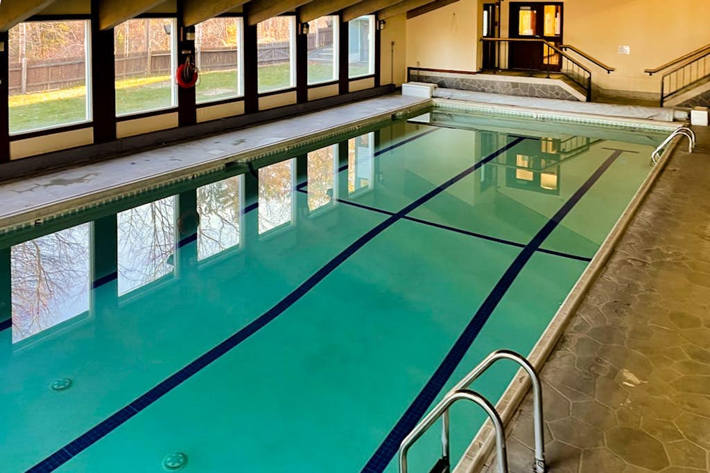 Dog-friendly condo with 4 pools, pickleball, gym, sauna, tennis, game room, BBQ